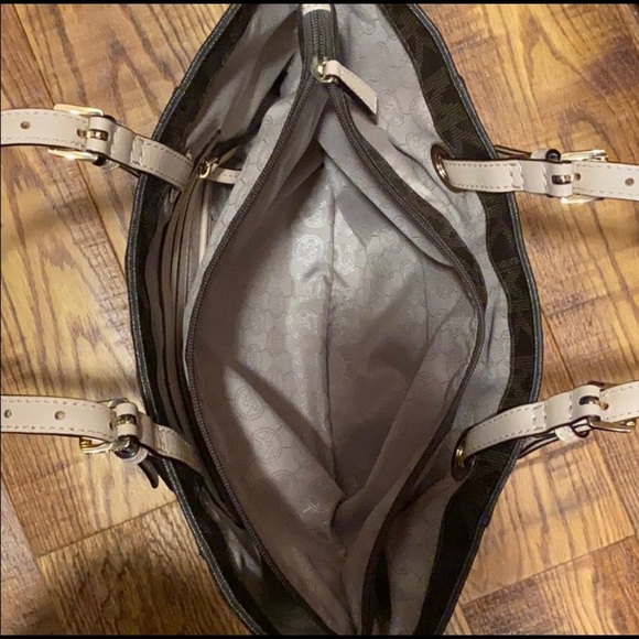 Michael Kors Jet Set Signature Tote - Picture 2 of 3